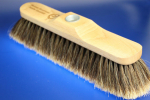 Roombroom with cleft horse hair